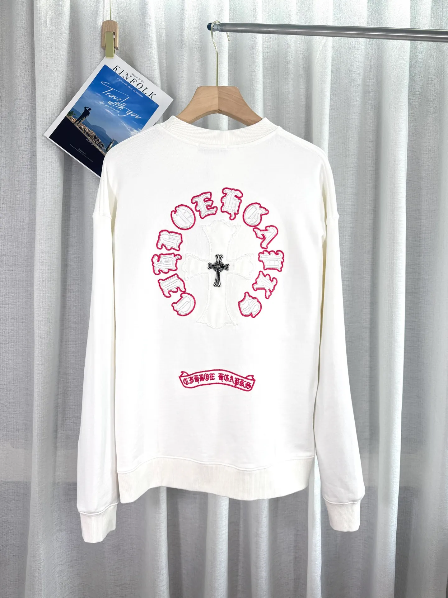 P260 top version, real shot without P, ​​different from market currency) 𝗖𝗵𝗿𝗼𝗺𝗲 𝗛𝗲𝗮𝗿𝘁𝘀/Cro Heart 2025 patch embroidery autumn and winter new original single counter American laser burnt 3D three-dimensional color embroidery couple casual sweatshirt 👑The highest version! Customized fabric 400g tripe terry fabric! American acid-washed and distressed original fabric laser burnt ✟appliqué embroidery and exquisite embroidery of letters! The best-selling model in the counter, very comfortable to wear. Accessories: original molded and authenticated collar label➕100% silk wash label. Genuine purchase-grade original hangtag���matching hanging rope➕3D hanging beads➕original packaging bag. Craftsmanship: The original version has consistent wiring! The highest version of the armhole matching technique! Color: White Black Size: S M L XL Style Number: 25-312